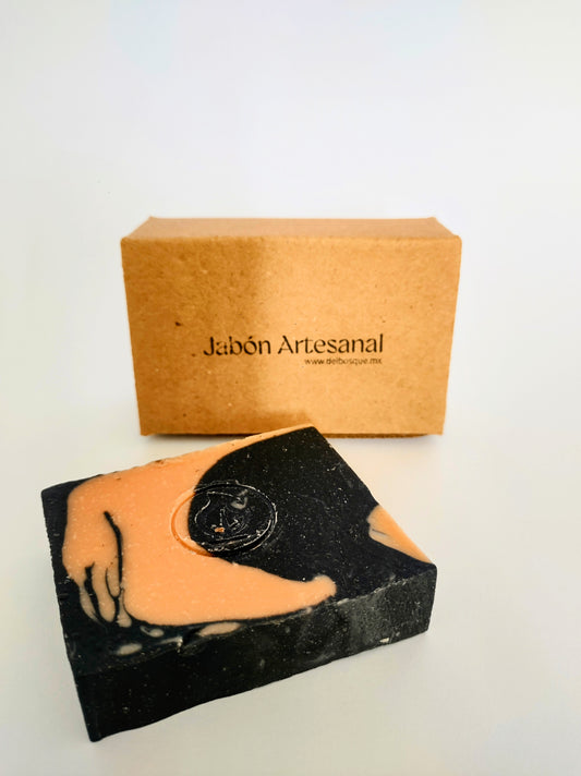 Jabón artesanal de mandarina, sándalo y pachuli.