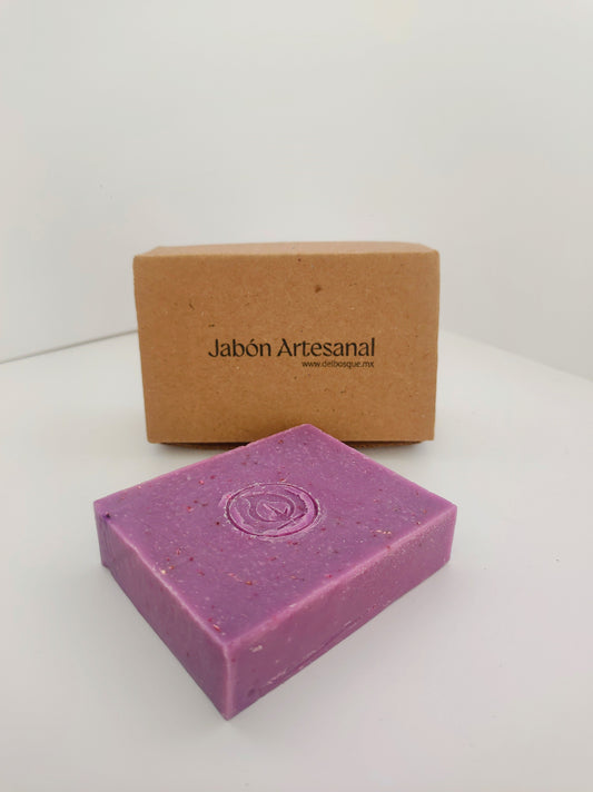 Jabón artesanal de lavanda con avena.